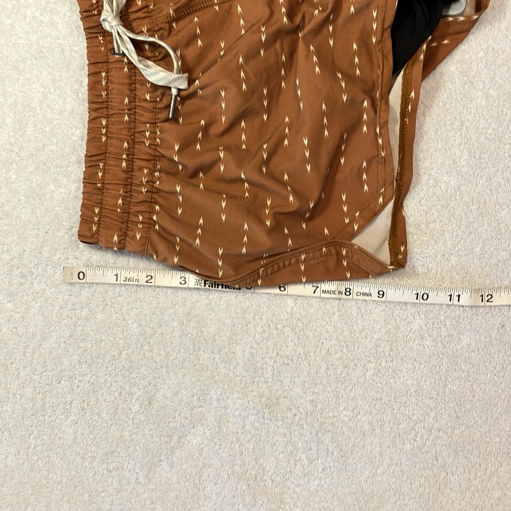 Vuori Camel Brown Dash-Print Athletic Shorts - Picture 5 of 8